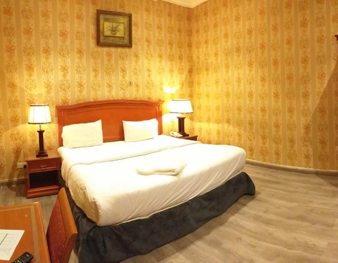 Qasr Al Khalij Hotel Рияд Екстериор снимка